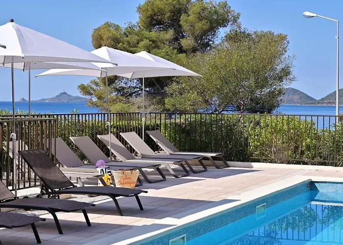 Apartmanhotel Les Calanques 3*